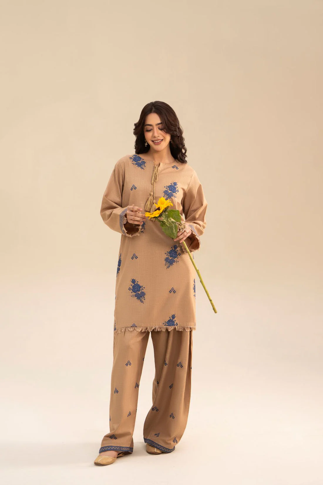 REEZA LAWN SET( FARSHI SHALWAR ) - Image 6