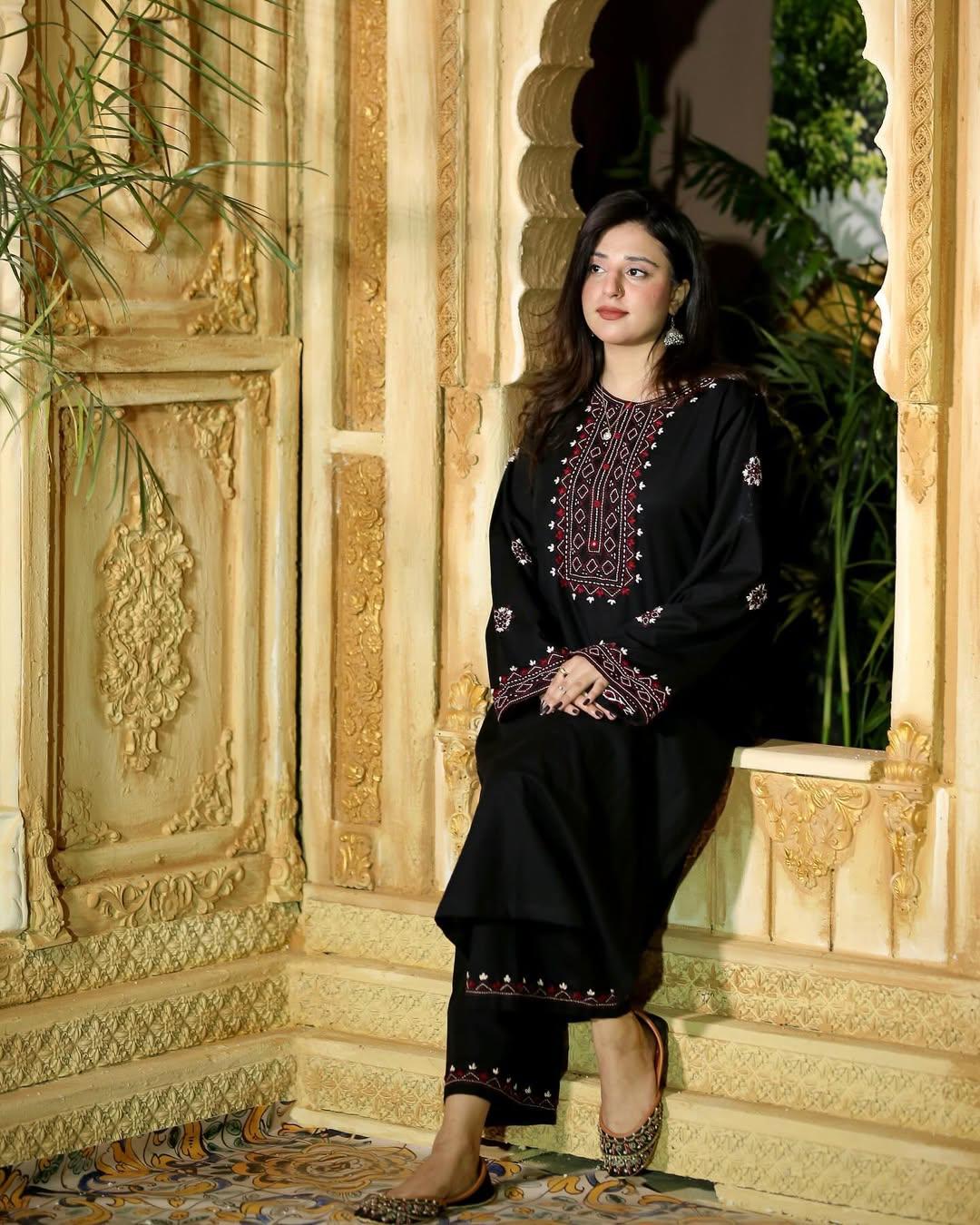 BLACK LUXE  EMB 2Pc - Image 3