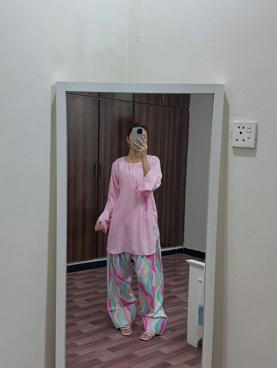 PINK SET ( FARSHI SHALWAR ) - Image 4