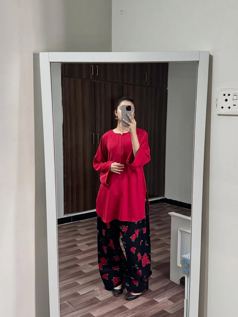 RED FLORAL SET ( FARSHI SHALWAR ) - Image 4