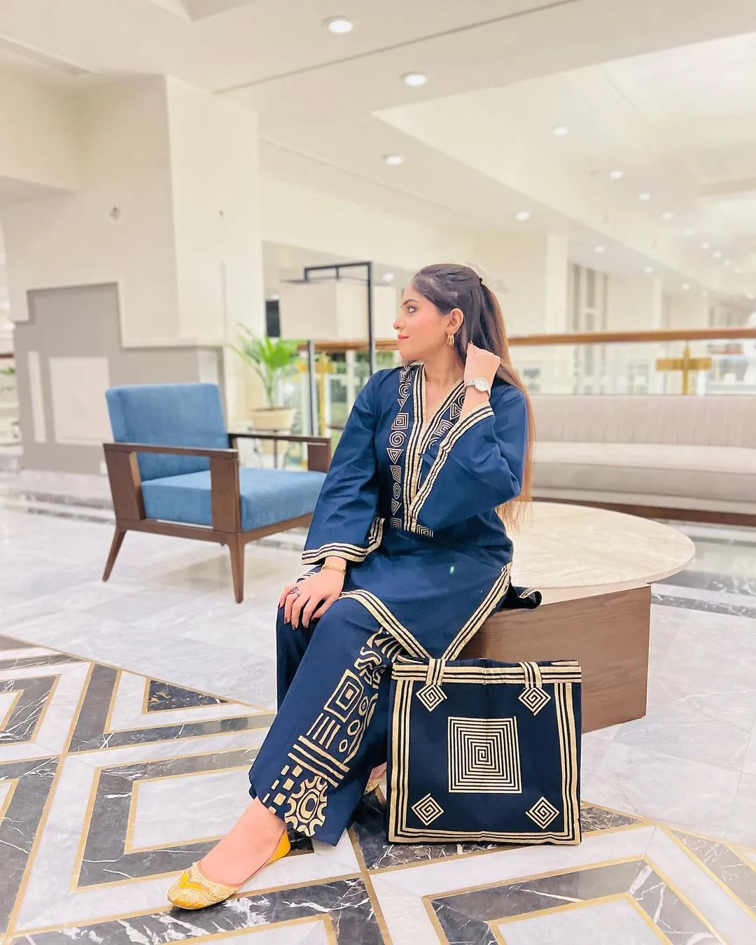 Retro 2 Pc Suit With Hand Bag - Image 7