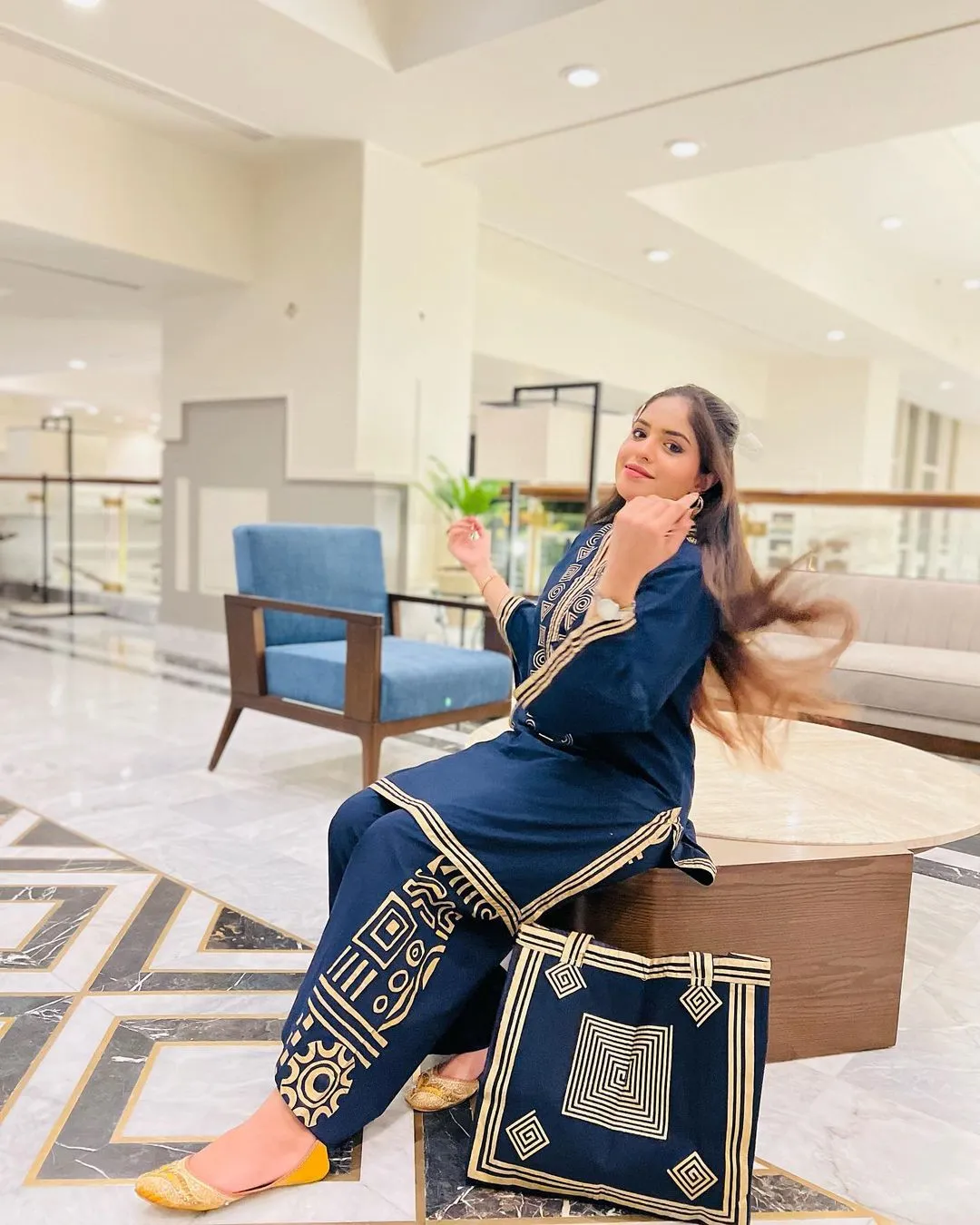 Retro 2 Pc Suit With Hand Bag - Image 8