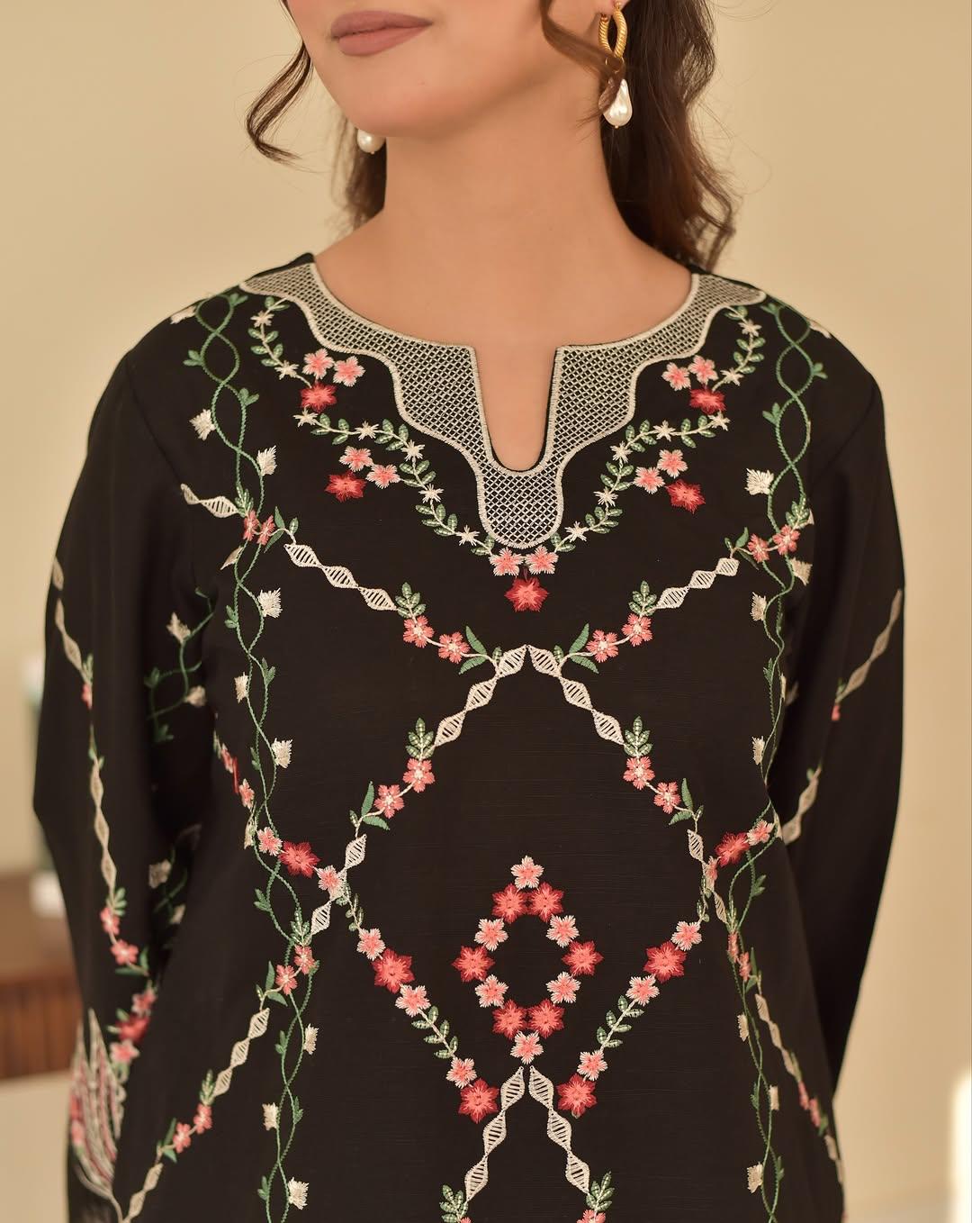 SIMRAN LAWN 3PC ( FARSHI SHALWAR ) - Image 4