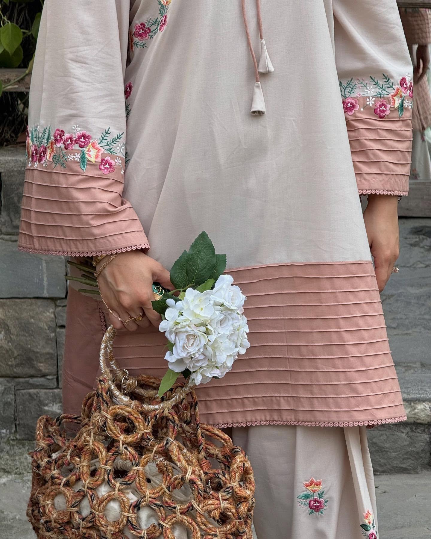 VAARI  LAWN 2PC ( FARSHI SHALWAR ) - Image 4