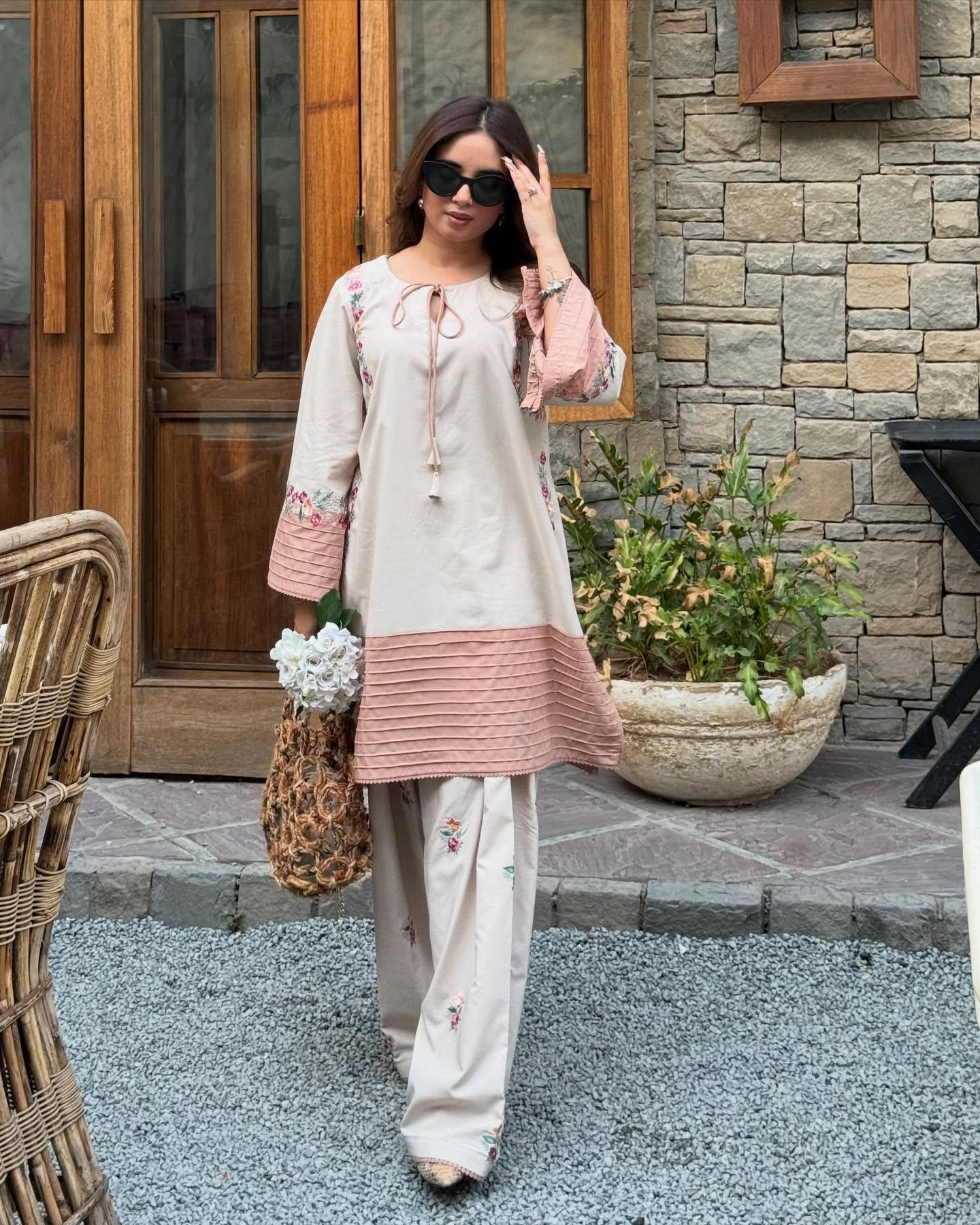 VAARI  LAWN 2PC ( FARSHI SHALWAR ) - Image 6